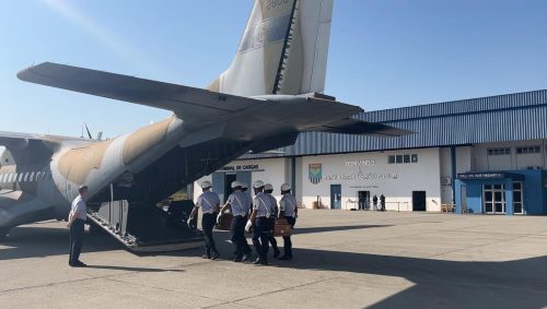 Imagem referente a Avião da FAB trazendo mais 12 corpos do acidente aéreo decola sentido à Cascavel