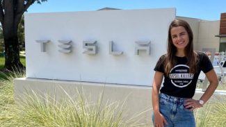 Ex-aluna da Unioeste é primeira mulher certificada pela Tesla no Brasil