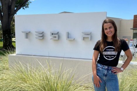 Imagem referente a Ex-aluna da Unioeste é primeira mulher certificada pela Tesla no Brasil