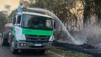 Caminhões-pipa fornecidos pelo Estado ajudam a combater incêndio florestal em Cianorte