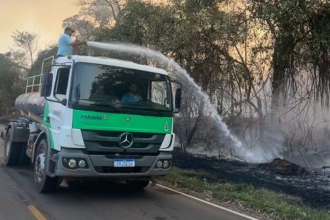 Imagem referente a Caminhões-pipa fornecidos pelo Estado ajudam a combater incêndio florestal em Cianorte