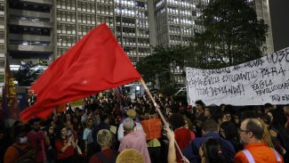 Estudantes voltam a ocupar prédio principal da Uerj