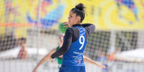 Imagem referente a Após viver clima olímpico, estudante disputa handebol de praia no JUBs