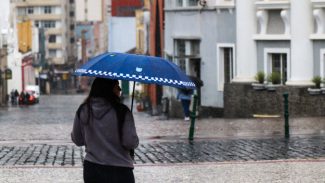 Massa de ar polar traz chuva e derruba temperatura, mas melhora o ar no Paraná