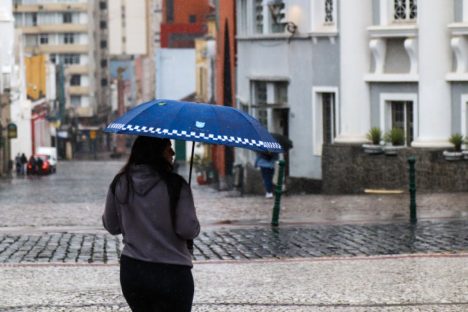 Imagem referente a Massa de ar polar traz chuva e derruba temperatura, mas melhora o ar no Paraná