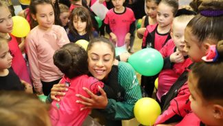 Na volta da Olimpíada, Barbara Domingos recebe carinho das crianças em treino