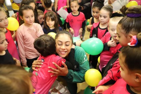 Imagem referente a Na volta da Olimpíada, Barbara Domingos recebe carinho das crianças em treino