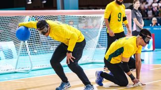 Atual campeão, goalball do Brasil supera França na estreia em Paris