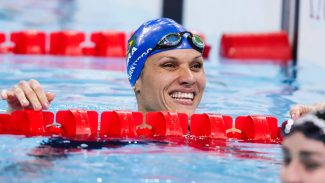 Carol Santiago conquista medalha de prata nos 100 metros peito