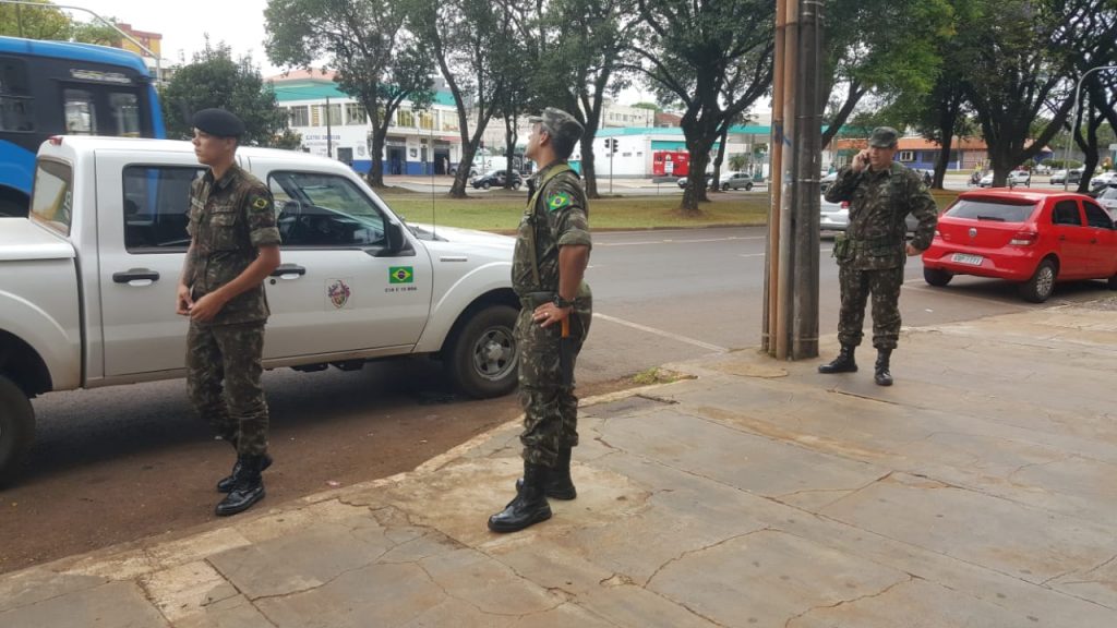 Veículo do Exército e moto se envolvem em colisão na Região do Bairro São Cristóvão