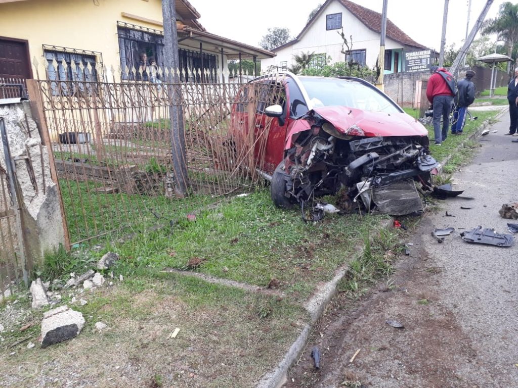 Adolescente de 15 anos bate em poste, derruba grade e no telefone diz: “Bati o carro mãe”