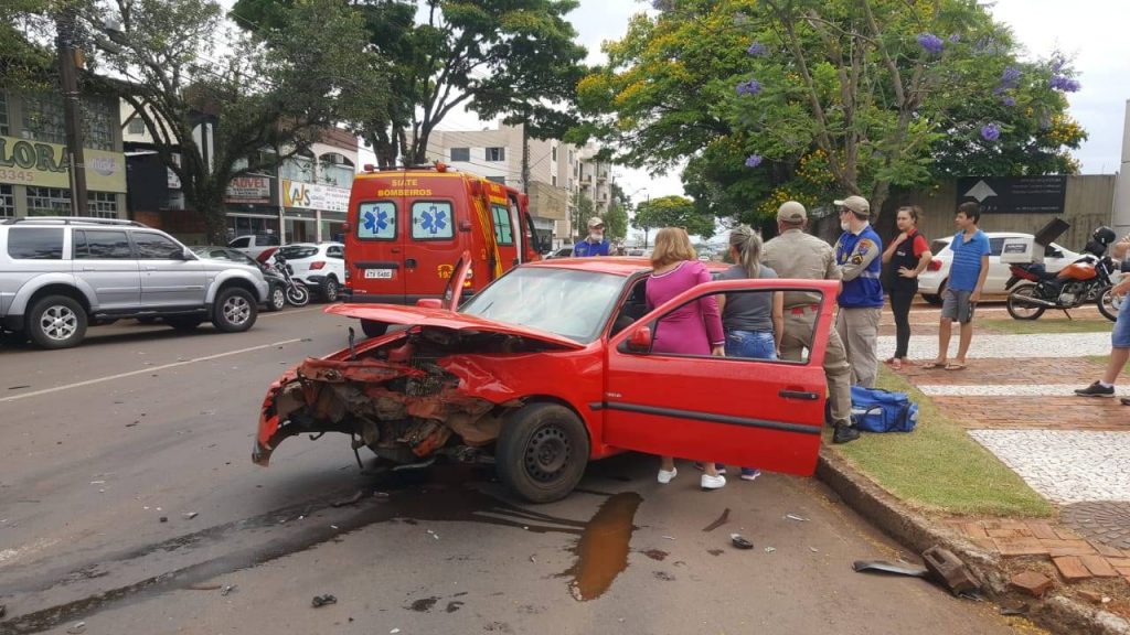 Forte colisão: três pessoas ficam feridas em acidente no Centro de Cascavel