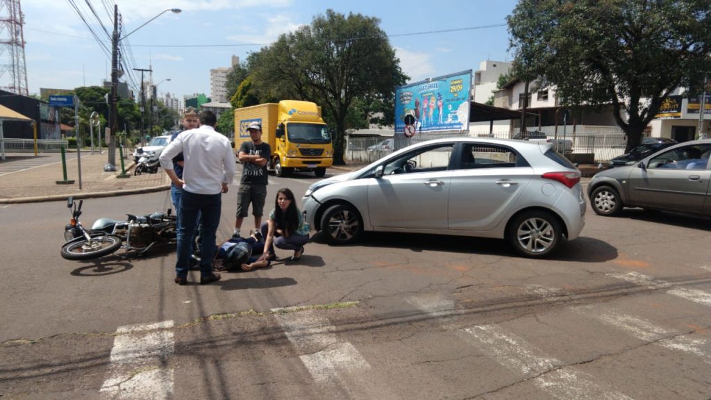 Mulher se fere em acidente envolvendo carro e moto no centro