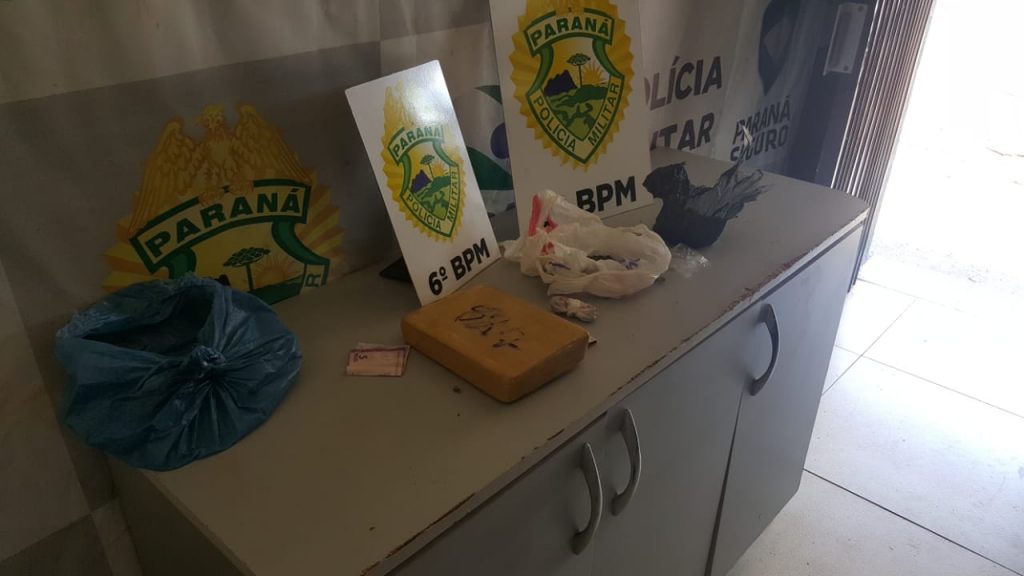 Após flagrante de tráfico, homem que vendia a droga e usuário são detidos pela PM