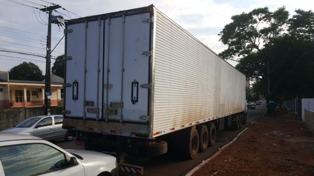Carreta carregada com carnes é levada por bandidos em Sede Alvorada