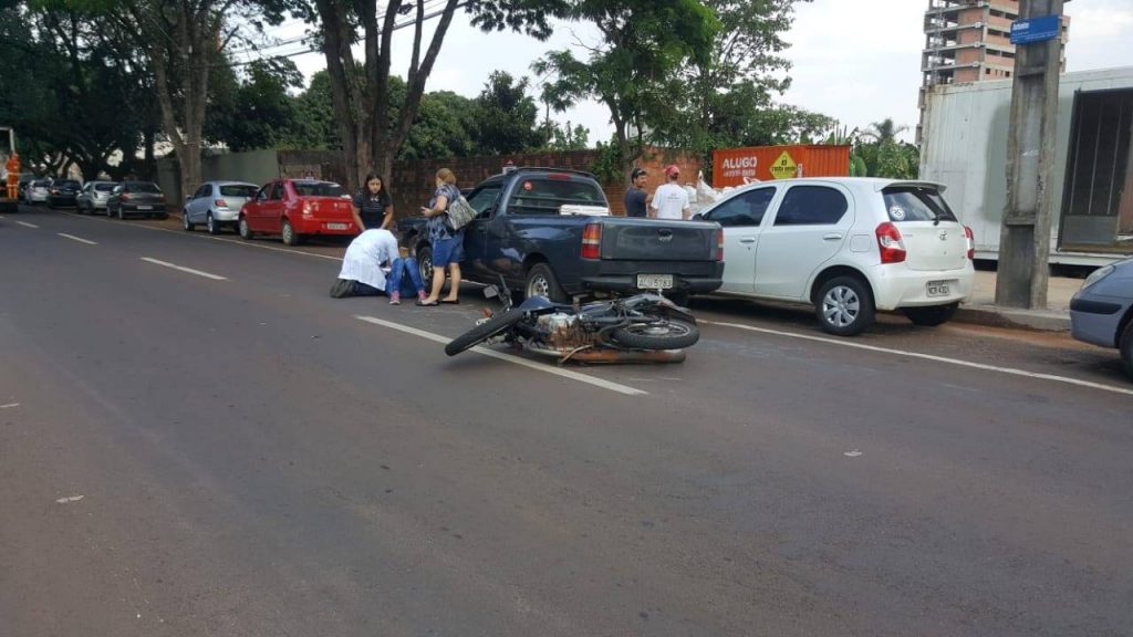 Gestante é socorrida ao bater na traseira de carro, no Centro
