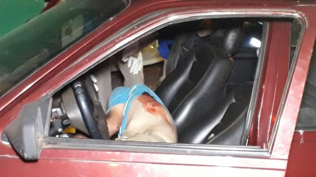 Homem morre após ser baleado dentro de veículo