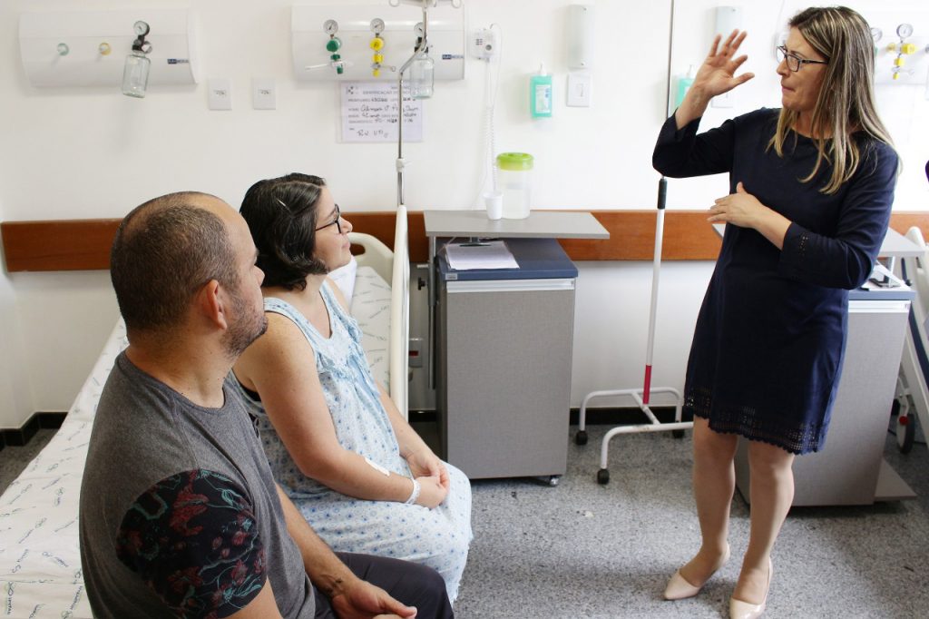 Intérprete de Libras permite comunicação com médicos durante parto de mãe surda