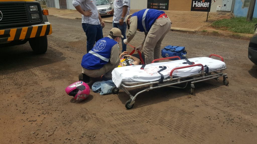 Motociclista sofre queda em via que passa por obras