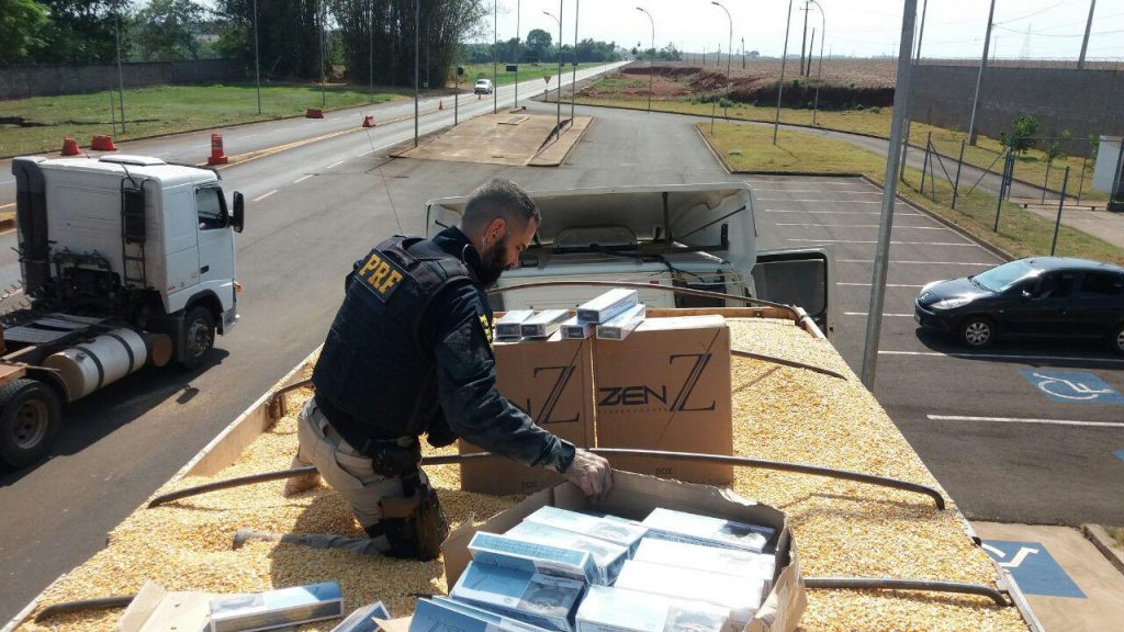 PRF descobre 450 mil carteiras de cigarro em meio à carga de milho no Paraná