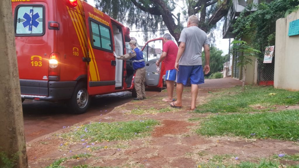 Homem é socorrido ao se machucar com cerâmica na Rua Manaus