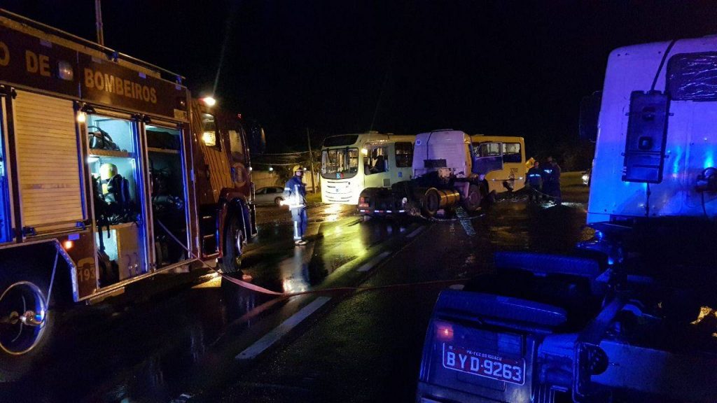 Colisão entre ônibus e dois caminhões deixa oito feridos na BR-469, em Foz do Iguaçu