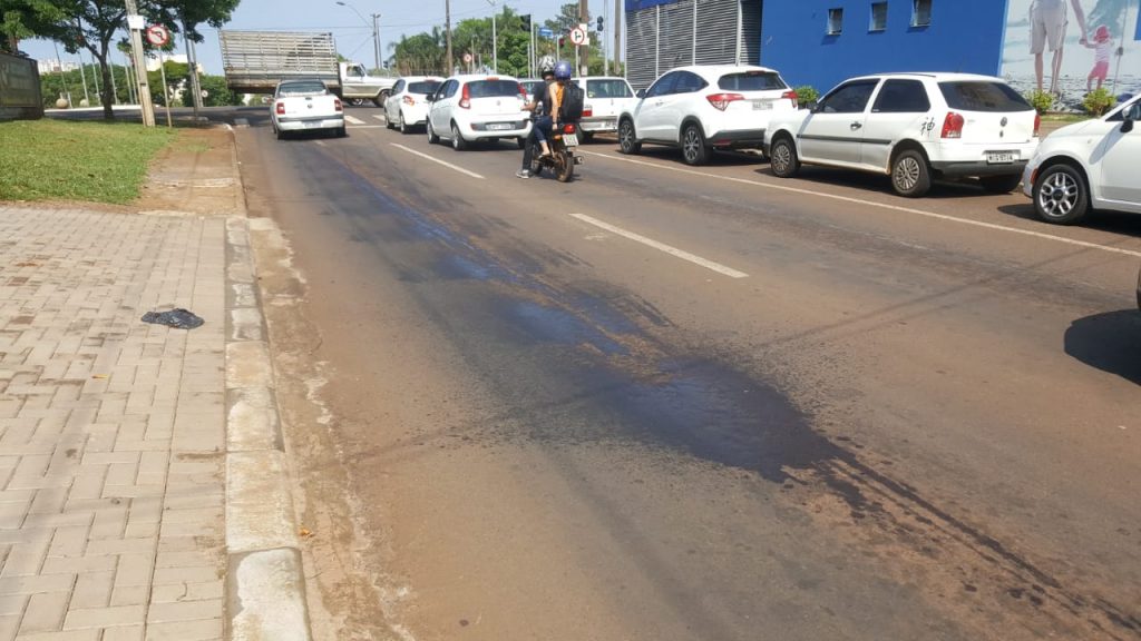 Motociclistas reclamam de mancha de óleo na Rua Antonina