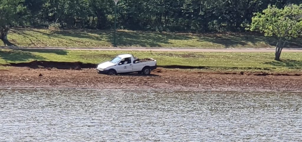 Internauta registra carro da Prefeitura ‘atolado’ na área do Lago Municipal