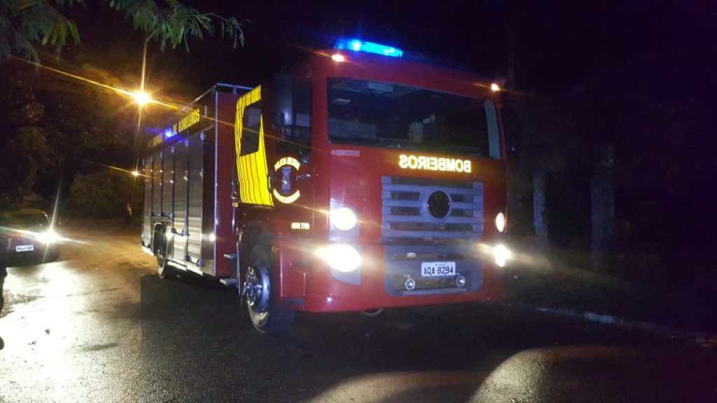 Incêndio em casa abandonada é controlado por vizinhos