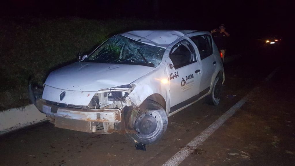 Carro capota na BR-163 após sair da pista
