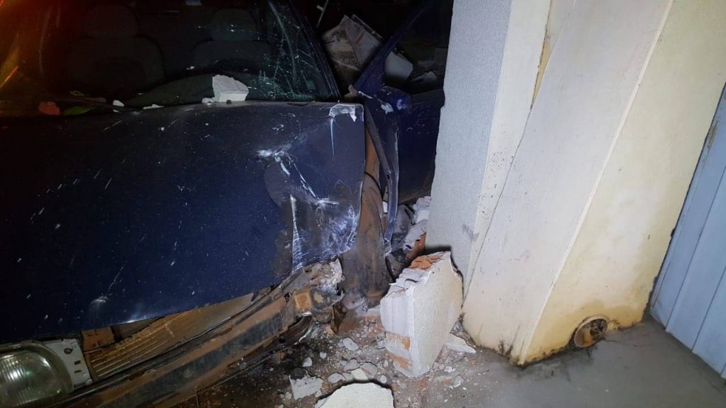Motorista fica ferido após bater veículo contra portão de residência no Centro