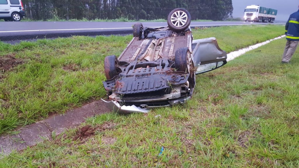 Jovem de 25 anos fica ferida em capotamento na BR-467