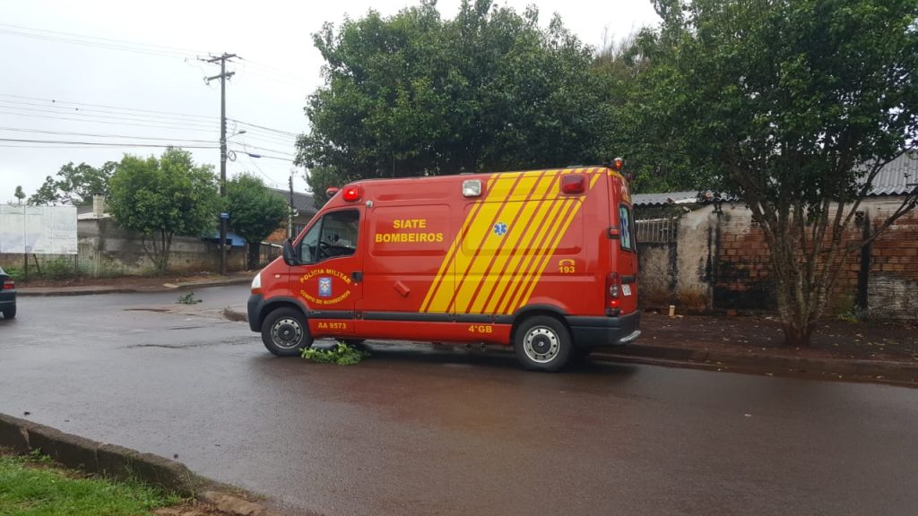 Colisão entre veículos fere mulher no Bairro Cascavel Velho
