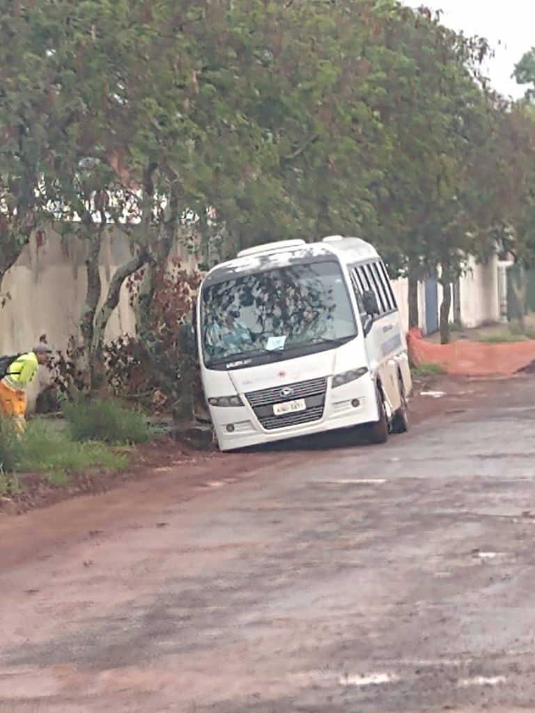 Ônibus cai em buraco na Rua Galibis, no Bairro Santo Onofre