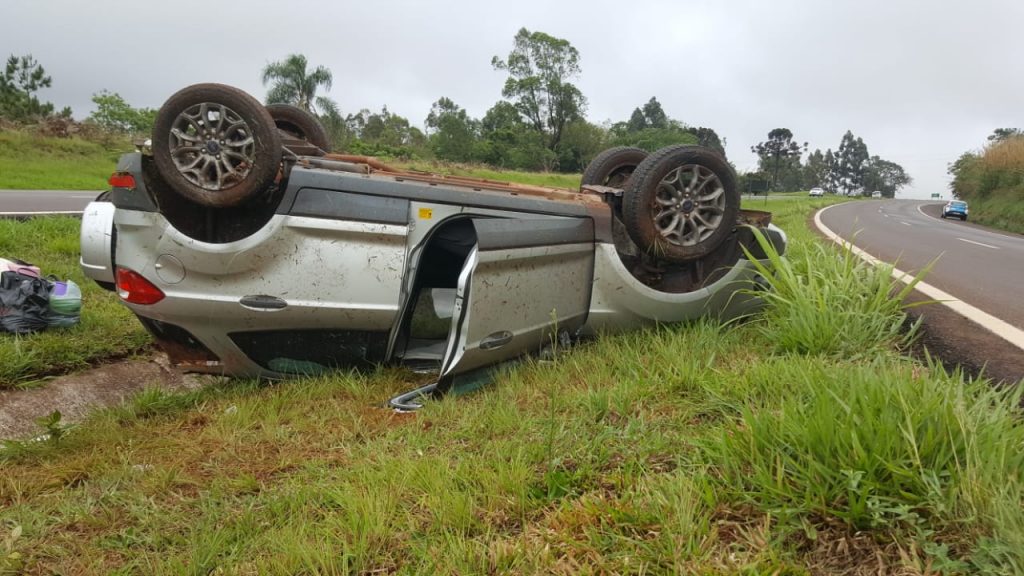 Veículo capota na rodovia BR-467, entre Toledo e Cascavel
