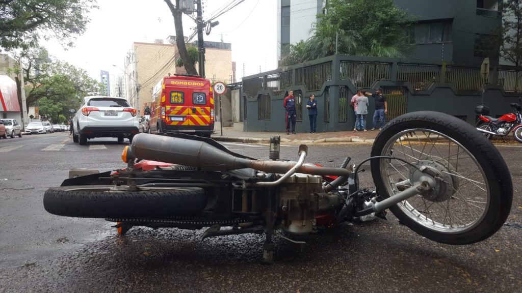 Acidente entre carro e moto deixa um ferido no centro