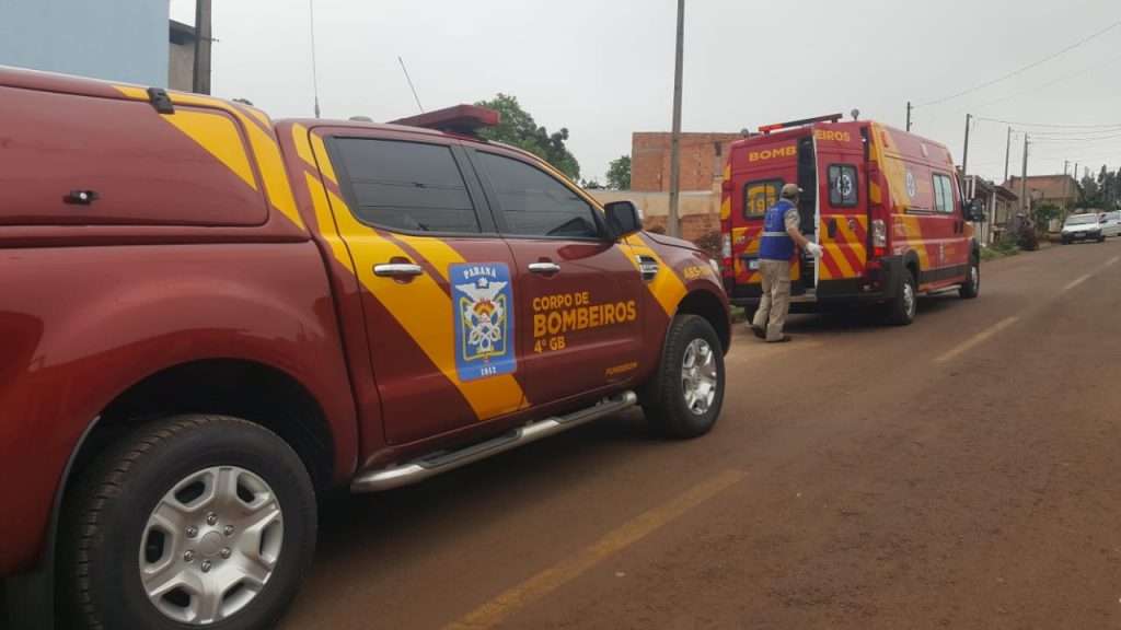 Homem é socorrido pelo Corpo de Bombeiros, na região do Morumbi