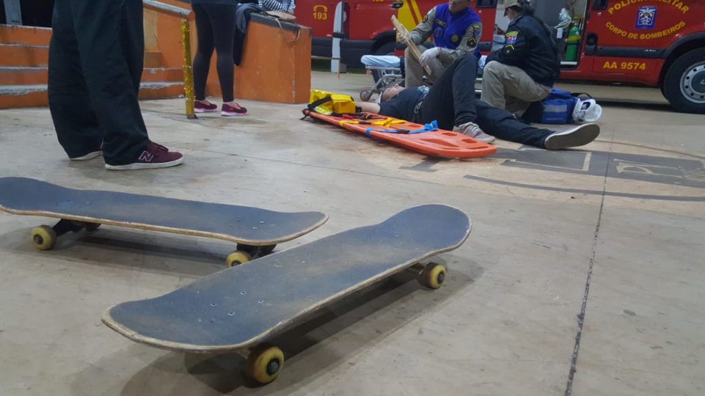 Jovem de 18 anos tem lesão no ombro após cair de skate