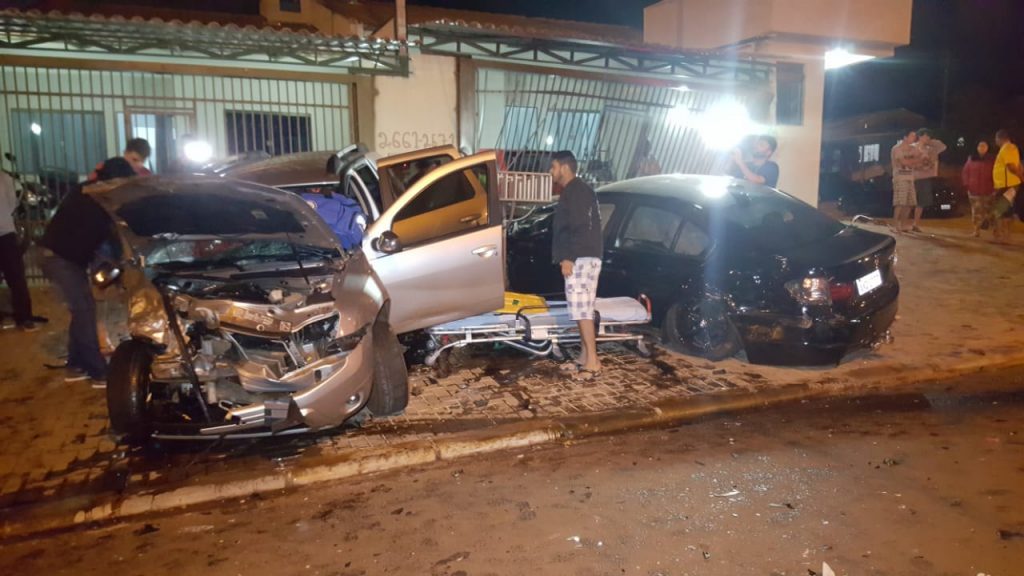 BMW e Duster se envolvem em grave colisão no Bairro Santa Cruz