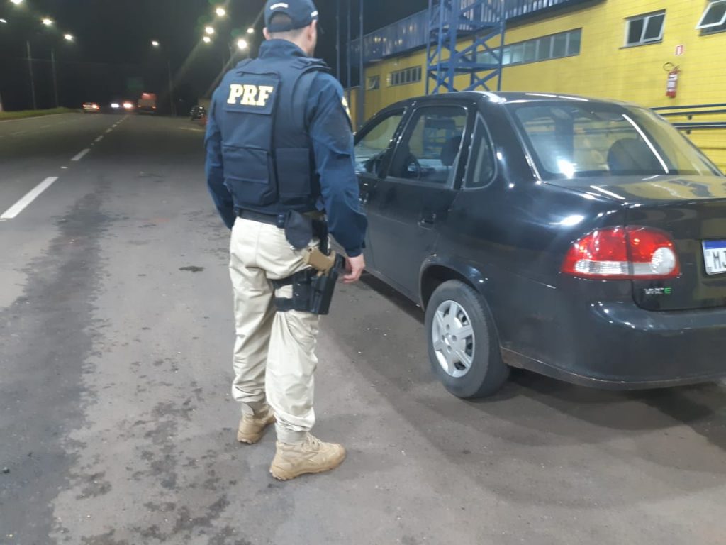 Em Mandaguari, PRF recupera carro furtado em São José dos Pinhais