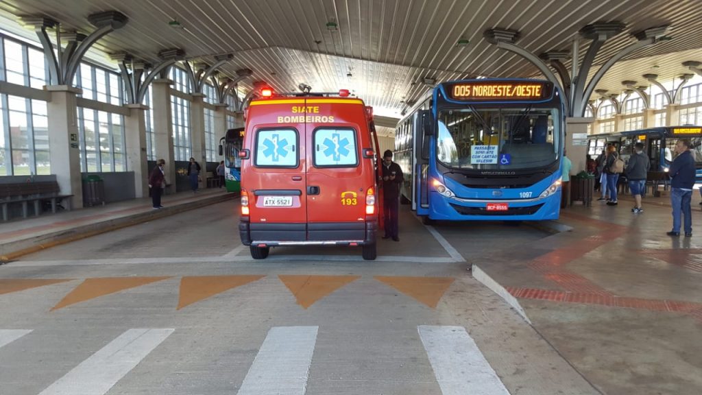 Homem sofre queda em ônibus de transporte público