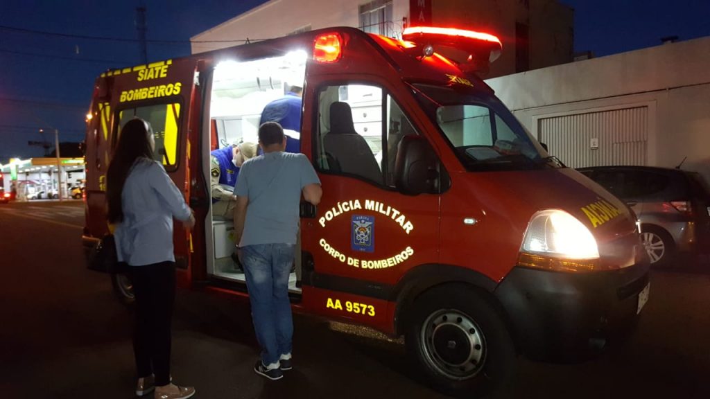 Saveiro e moto colidem na Rua Dom Pedro II, no Centro