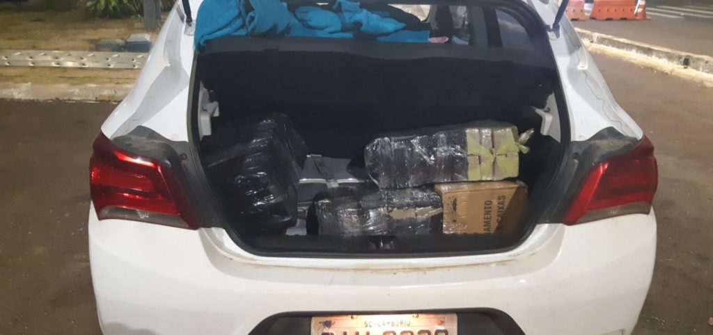 PRF encontra maconha sendo transportada em veículo de aplicativo