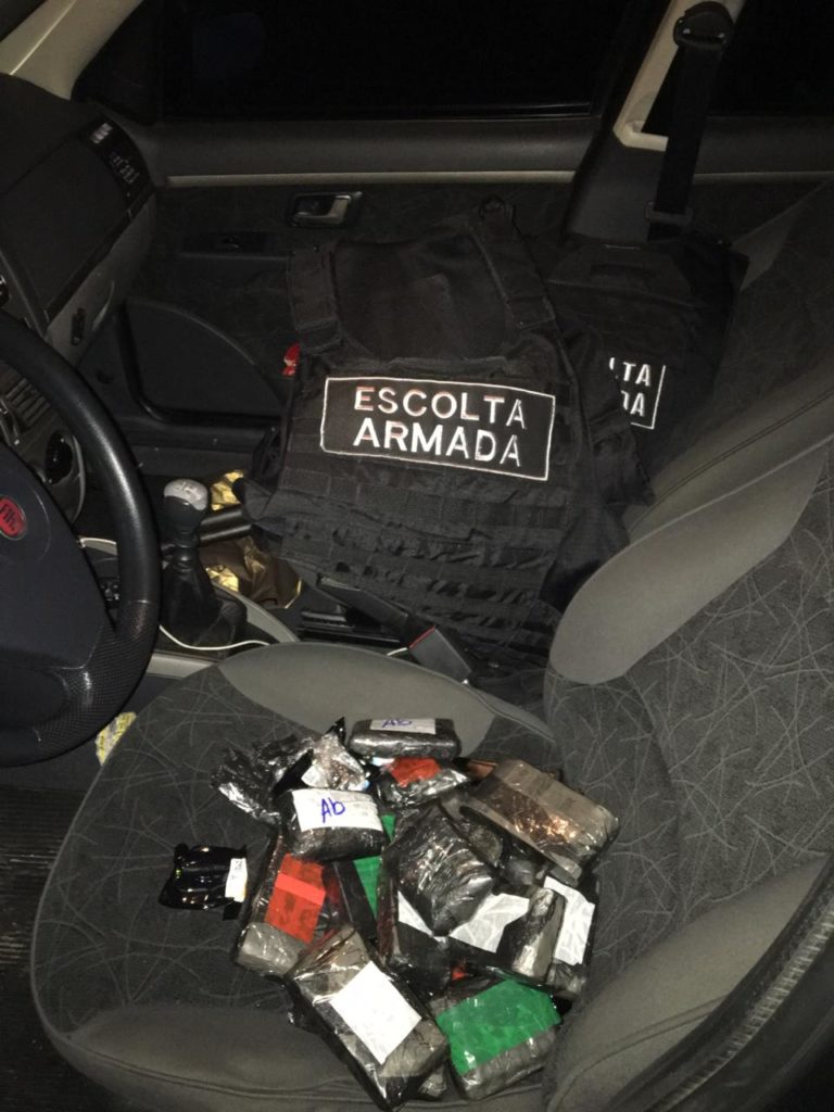 Policiais efetuam prisão de indivíduos que transportavam ilegalmente anabolizantes