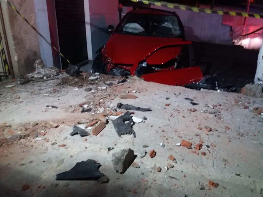 Motorista é socorrido em estado grave após bater contra muro