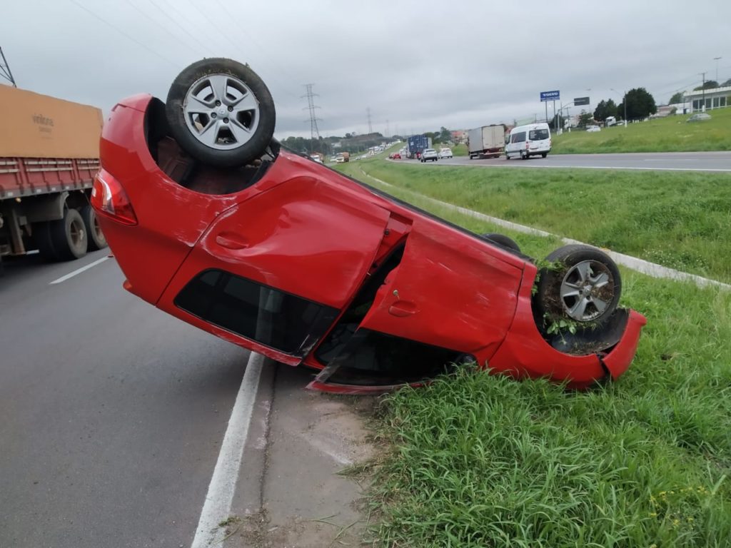 Motorista fica ferida após capotamento no Contorno Sul