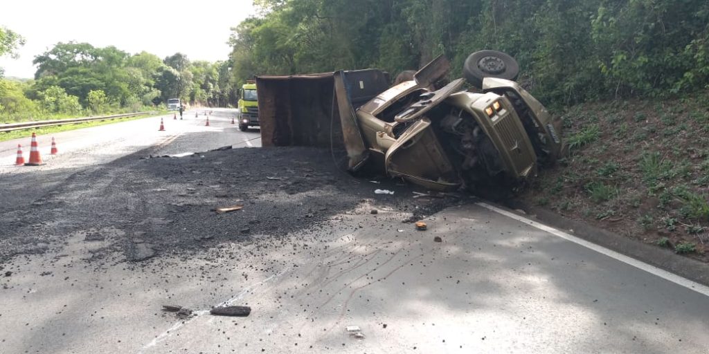 Caminhão tomba na BR-277, em Cantagalo