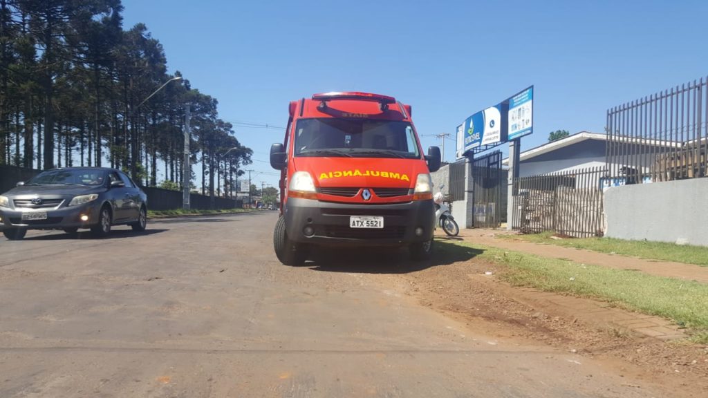 Mulher sofre queda de moto no Bairro Pioneiros Catarinenses