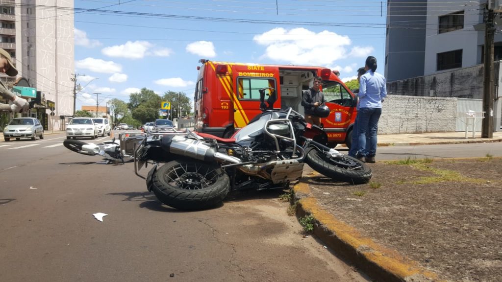 Motociclistas colidem em cruzamento, no Centro