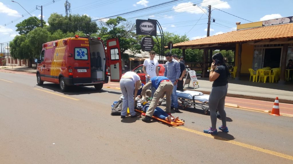 Motociclista fica ferida na Avenida Tito Muffato